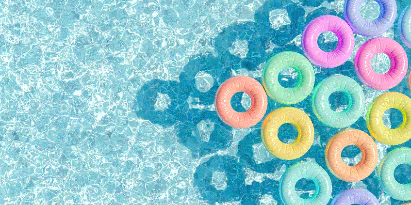 anneaux de couleur qui flottent dans une piscine